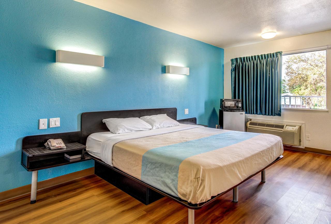 Hotel 6 Waco - Lacy Lakeview