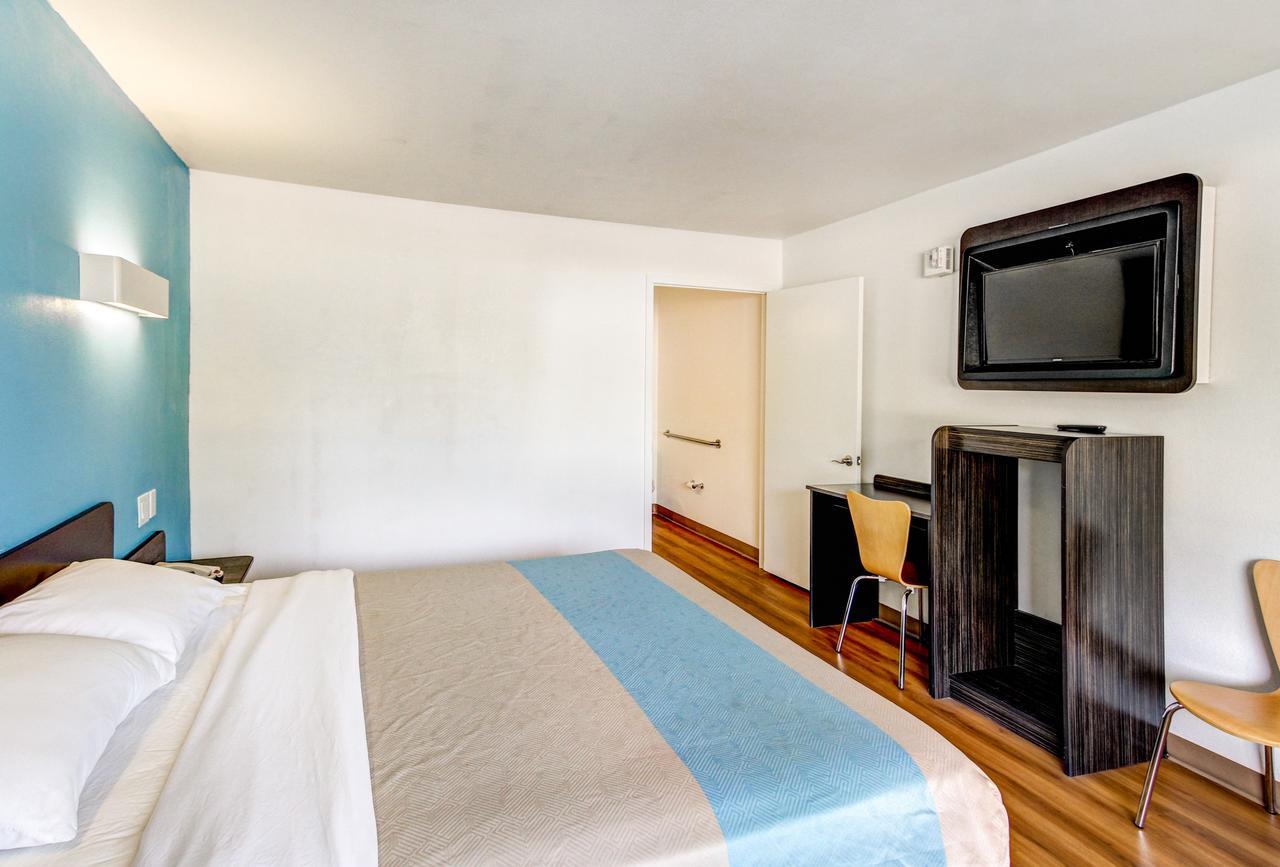 Hotel 6 Waco - Lacy Lakeview 3*